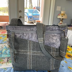 Nuevo y excelente diseño con doble bolsillo y llavero, bolso de tela de alta gama con correa ajustable para hombro o bandolera a cuadros grises suaves, 100 % hecho a mano.