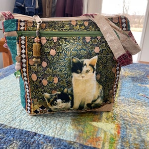 Monedero pequeño de tela con correa ajustable para el hombro o para llevar al hombro con estampado de gatitos marfil de Lesley Anne 100 % hecho a mano