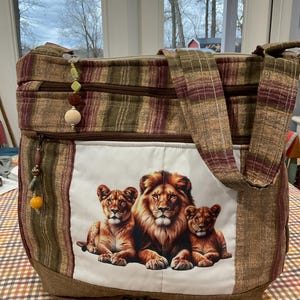25% de descuento en el impresionante bolso de tela con correa ajustable y 7 cremalleras Lion Pride con cremallera segura, hecho a mano