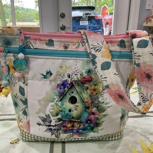 Excelente NUEVO bolso de bolsillo y llavero con encantadora casa de pájaros y flores, bandolera o bandolera de tela con correa ajustable, 100 % hecho a mano