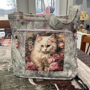 Impresionante retrato de gato en crema con rosas, repelente al agua, bolso de tela con 7 cremalleras para llevar cruzado o al hombro, con cremallera segura, 100 % hecho a mano