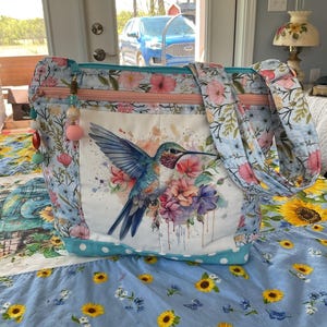 NUEVO ESTILO Monedero de bolsillo y llavero con bonito colibrí y flores, bandolera o bandolera de tela con correa ajustable, 100 % hecho a mano
