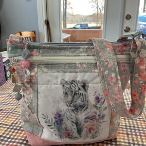 Bolso bandolera o bandolera de tela con correa ajustable en forma de cachorro de tigre blanco pequeño 100 % hecho a mano