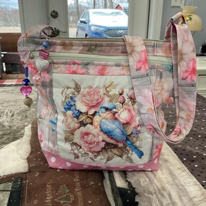 Precioso bolso bandolera o bandolera de tela con estampado de pájaros azules y flores pastel, pequeño, con correa ajustable, 100 % hecho a mano