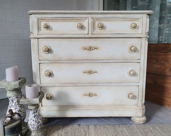 Antike Schubladen- Kommode im klassischen Shabby-Look