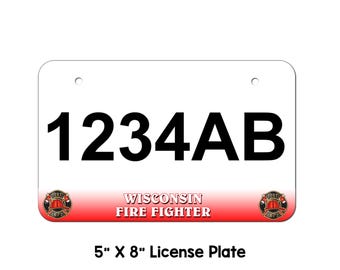 Può includere: Targa bianca con testo nero "1234AB" e una striscia rossa e bianca con il testo "WISCONSIN FIRE FIGHTER" e un logo di vigile del fuoco su ogni lato. Targa di 12,7 cm x 20,3 cm.