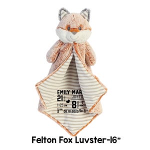 Könnte beinhalten: Ein Plüsch-Fuchs-Schmusetuch mit einer gestreiften Decke. Die Decke hat eine personalisierte Inschrift mit dem Namen des Babys, dem Geburtsdatum und der Uhrzeit. Die Inschrift lautet "Emily Mar 21 1:25 PM 8 06.18.2020 7". Das Schmusetuch ist 40,6 cm groß.