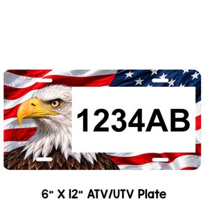 Könnte beinhalten: Ein rechteckiges 15,24 cm x 30,48 cm ATV/UTV-Nummernschild mit einer Grafik eines Weißkopfseeadler-Kopfes auf der linken Seite und einer US-Flagge im Hintergrund. Ein weißes Rechteck rechts zeigt den schwarzen alphanumerischen Text 1234AB.
