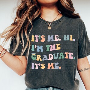 It's Me Hi Graduate Shirt, Graduation Gift for swift 2024, Funny Senior T-Shirt, Retro Grad for Her Him, Class of 2024 Vacay Plus Size