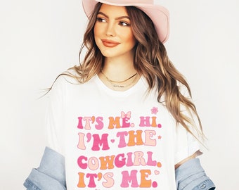 Cowgirl Shirt, Its Me Hi Western Country Concert Vibes Tee, Cute Gift for Her, Retro Groovy Boho American Rodeo Howdy swift T-Shirt Plus