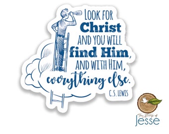 Könnte beinhalten: Ein weißer Aufkleber mit einer blauen Illustration einer Person, die durch ein Teleskop blickt und auf einer Leiter steht. Der Aufkleber enthält den Text "LOOK FOR Christ AND YOU WILL find Him, AND WITH HIM, everything else. C.S. LEWIS."