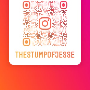 K&ouml;nnte beinhalten: Ein wei&szlig;es Quadrat mit einem schwarz-wei&szlig;en QR-Code in der Mitte. Der QR-Code hat ein Instagram-Logo in der Mitte. Unter dem QR-Code befindet sich der Text "THE STUMP OF JESSE" in Orange. Unter dem Quadrat befindet sich ein wei&szlig;es Kamerasymbol mit dem Text "Scan QR code" in Schwarz.