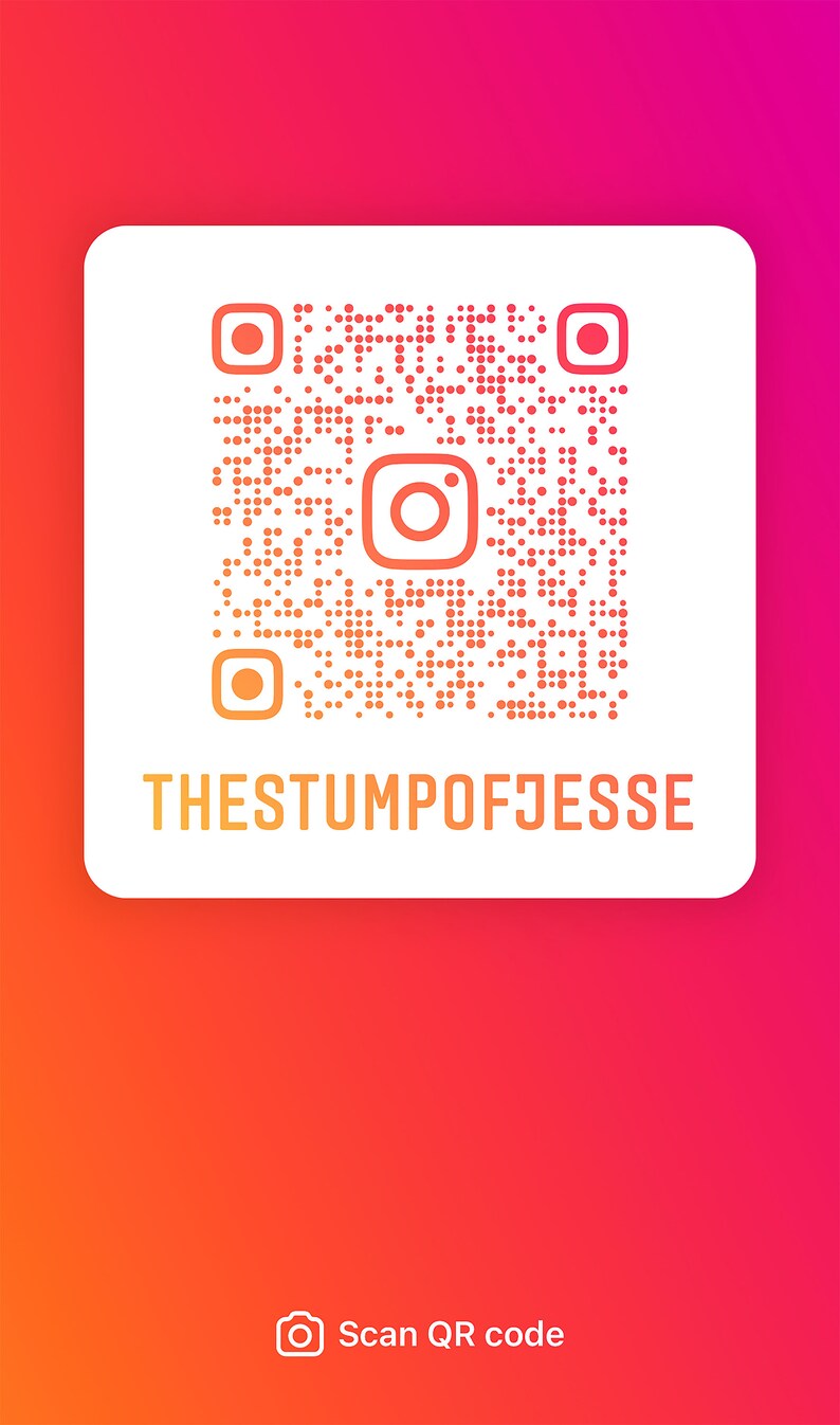 K&ouml;nnte beinhalten: Ein wei&szlig;es Quadrat mit einem schwarz-wei&szlig;en QR-Code in der Mitte. Der QR-Code hat ein Instagram-Logo in der Mitte. Unter dem QR-Code befindet sich der Text "THE STUMP OF JESSE" in Orange. Unter dem Quadrat befindet sich ein wei&szlig;es Kamerasymbol mit dem Text "Scan QR code" in Schwarz.