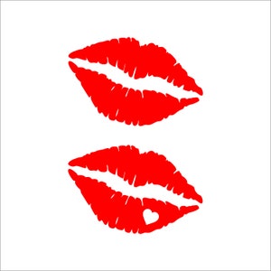 以下が含まれることがあります： 赤い口紅のキスマークが2つ、1つは中央に小さな白いハートがある。