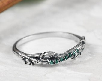Bijoux faits main délicate brindille avec feuille d&#39;argent et émeraude dans un design unique et délicat comme bague de fiançailles ou alliance pour elle