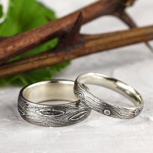 Alianças de casamento em prata esterlina com textura de madeira: combinando