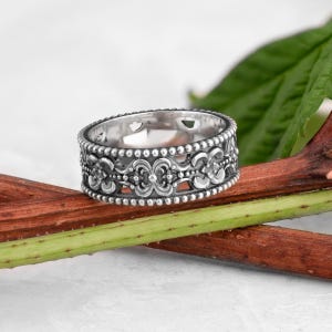 Floral band ring, Vintage style wedding band, Flower filigree ring, antique thick womens band