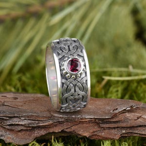 Keltischer Knotenring aus Sterling Silber - Nordischer Hochzeitsring mit Granat