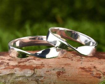 Mobius couple ring set, Minimalist curved wedding bands, Twisted band rings his and hers, Romantic valentines day gift for him