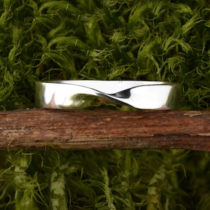 Engraved promise ring for her, Wedding band women curved, Personalized gift for friend, Mobius ring in Sterling silver