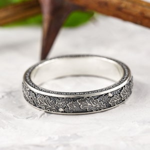 Anillo de plata de ley con hoja de roble grabada. Alianza de boda unisex con diseño natural.