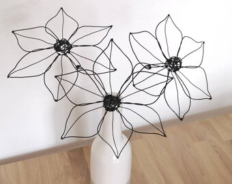 Bouquet of 3 large 3 D star flowers in black annealed wire, minimalist decoration, floral decoration, sustainable bouquet to offer, gift idea.