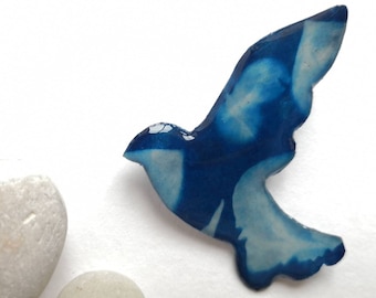 Spilla colomba blu e bianca unica, spilla per uccelli realizzata in cianotipia e resina, decorazione botanica, produzione francese.