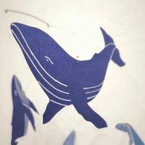 Mobile baleines bleues papier cartonné et fil de fer,  mobile chambre bébé ,mobile contemporain,mobile cinétique bébé.