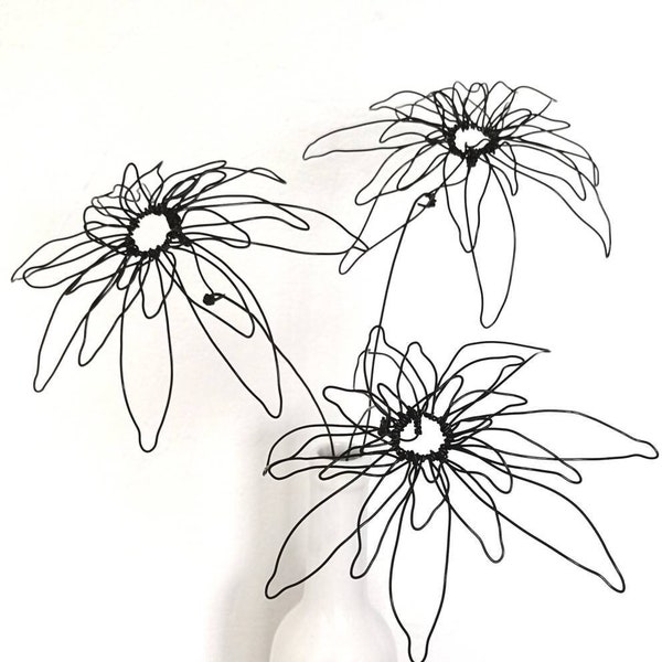 large graphic queen daisy flower, black annealed wire flower, minimalist decoration, floral decoration, sustainable bouquet to offer, gift idea,
