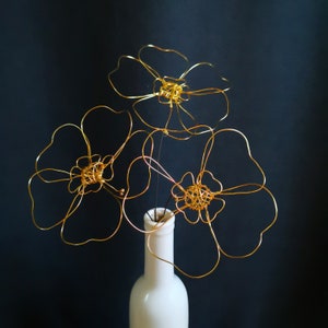 Bouquet of 3 poppy flowers in gold metal wire, minimalist decoration, floral decoration, sustainable contemporary bouquet to offer, gift idea