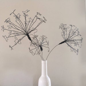 umbel flowers in annealed wire, allium in wire, black graphic floral decoration, large flower to stick, natural decoration, bouquet in wire