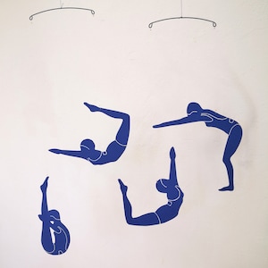 Nuotatori mobili, design mobile in cartone e filo di ferro, mobile blu e bianco, mobile contemporaneo, arte mobile, mobile cinetico.