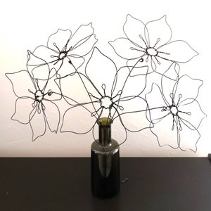 Bouquet of 5 Large Black Annealed Wire Flowers, Minimalist Decor, Floral Decoration, Durable Gift Bouquet, Ideal Centerpiece Gift Idea."