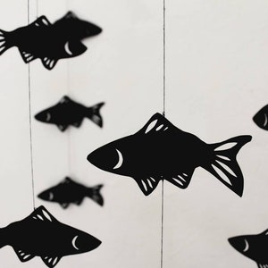 Peixe marinho móvel preto a céu aberto em papel de papelão, arte minimalista móvel, decoração de quarto de bebê, papel origami móvel cinético