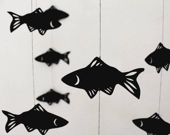 Durchbrochenes schwarzes Fisch-Mobile aus Papppapier, minimalistisches Kirigami-Kunst-Mobile, handgefertigt in Frankreich, kinetisches Mobile aus Origami-Papier
