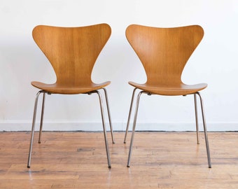 Pair of Vintage MCM Series 7 "Butterfly" Dining Chairs by Arne Jacobson for Fritz Hansen