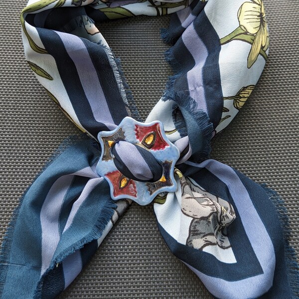 Bijou de foulard, broche, bijoux en porcelaine, or peint, bijoux modernes en céramique, épingle de foulard blanc et bleu, bijou contemporain