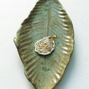 Ceramic jewellery tray, green leaf shape, ceramic storage, ring tray, vide poche, modern ceramic, contemporary stoneware , unique piece