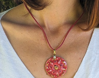 Collier en céramique, pendentif fleur rouge, gouttes en verre, or 12 %, bijoux en céramique grès, fleur, plaqué or, bijoux modernes