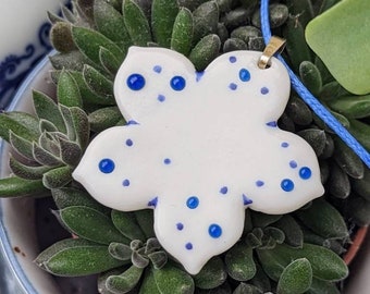 Collier en porcelaine, diffuseur de parfum, pendentif fleur, gouttes de verre bleu, bijoux en porcelaine, fleur blanche, argent sterling, minimaliste