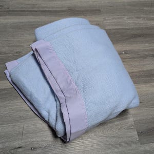 Cobertor vintage de malha waffle acrílica azul: acabamento em cetim, fabricado nos EUA