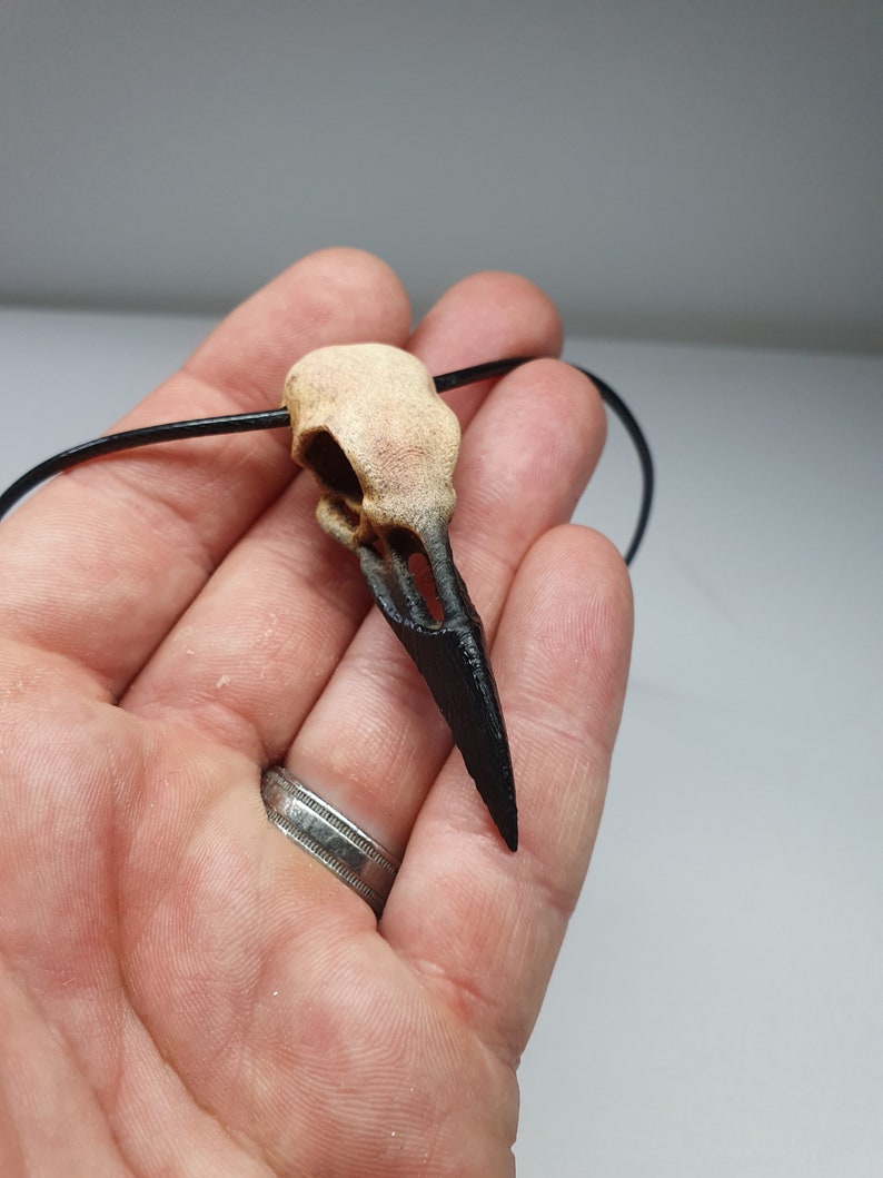 Gotiskt korpskallehalsband - Handmålad miniatyrskräckgåva - Smycken med konstben för samlare av udda slag bild 8
