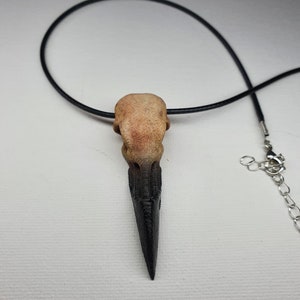 Gotiskt korpskallehalsband - Handmålad miniatyrskräckgåva - Smycken med konstben för samlare av udda slag bild 6