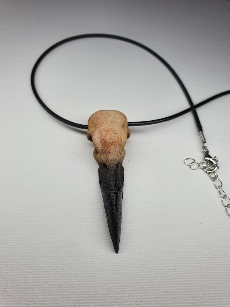 Gotiskt korpskallehalsband - Handmålad miniatyrskräckgåva - Smycken med konstben för samlare av udda slag bild 6