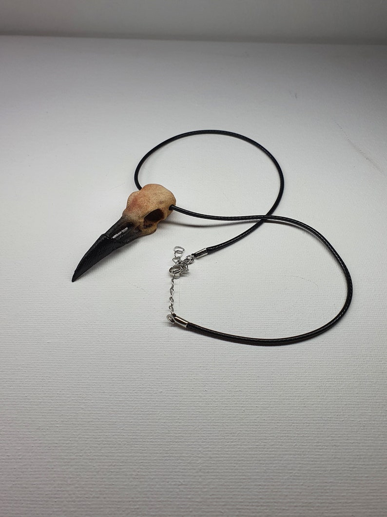Gotiskt korpskallehalsband - Handmålad miniatyrskräckgåva - Smycken med konstben för samlare av udda slag bild 2