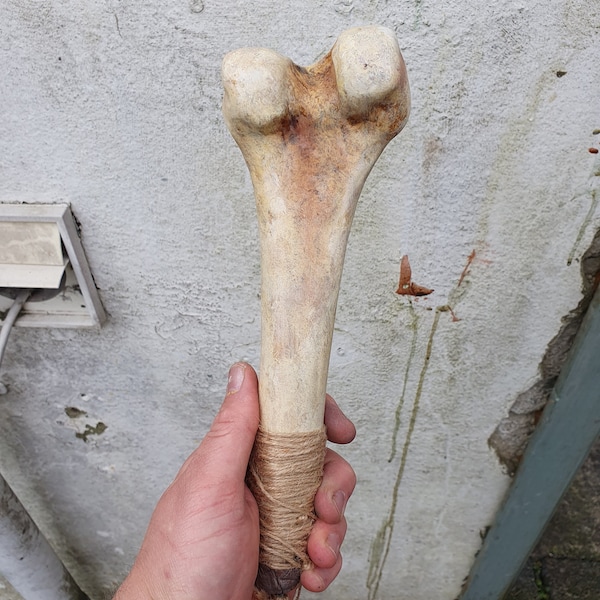 Meio osso de fêmur humano, escultura suspensa em tamanho real. Decoração perfeita para Halloween. Osso de resina PLA, presente gótico, clube de curiosidades e curiosidades.
