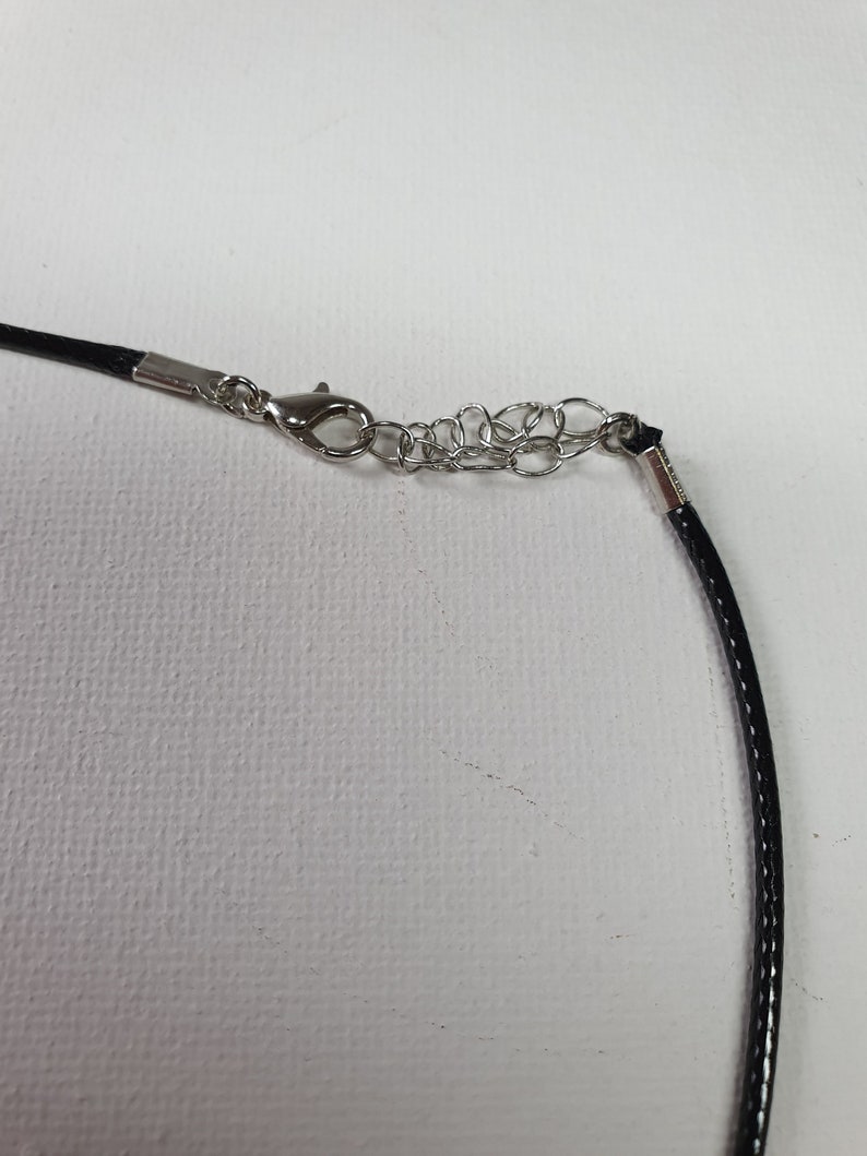 Gotiskt korpskallehalsband - Handmålad miniatyrskräckgåva - Smycken med konstben för samlare av udda slag bild 9