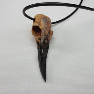 Gotiskt korpskallehalsband - Handmålad miniatyrskräckgåva - Smycken med konstben för samlare av udda slag bild 7