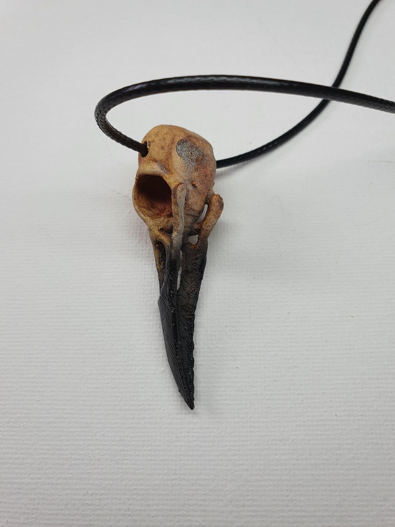Gotiskt korpskallehalsband - Handmålad miniatyrskräckgåva - Smycken med konstben för samlare av udda slag bild 7