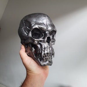 Escultura de pared de calavera de vampiro con efecto metálico. Decoración gótica de Drácula para el hogar. Objeto de terror realista. Regalos góticos, curiosidades y rarezas.